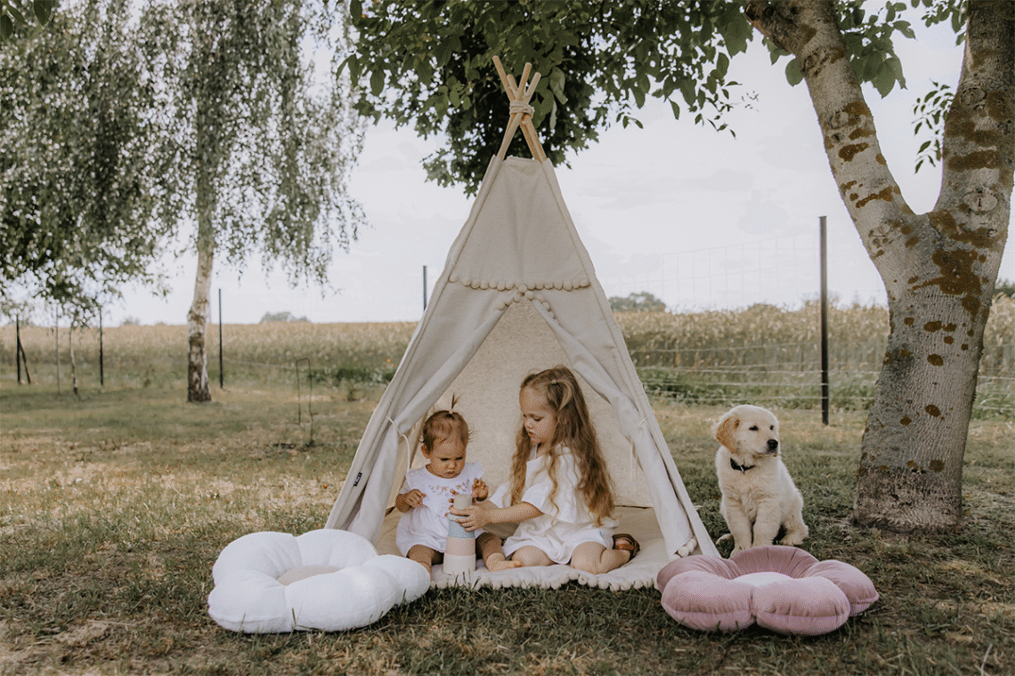 namiot tipi z tkaniny loneta, beżowy namiot, poduszki kształty