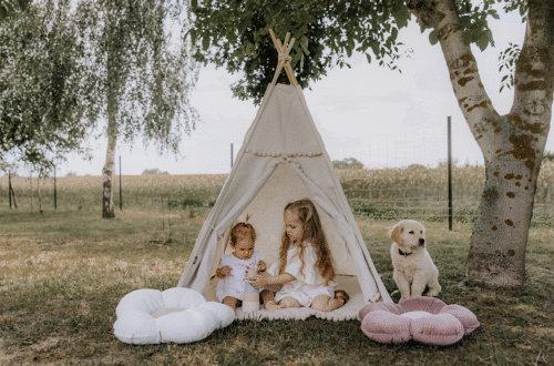 namiot tipi z tkaniny loneta, beżowy namiot, poduszki kształty